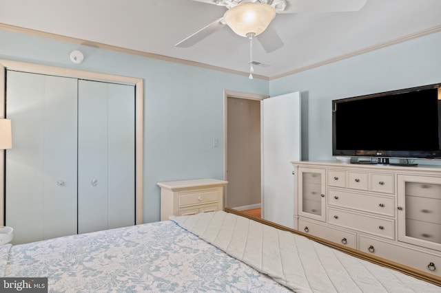bedroom featuring a closet, visible vents, a ceiling fan, and ornamental molding