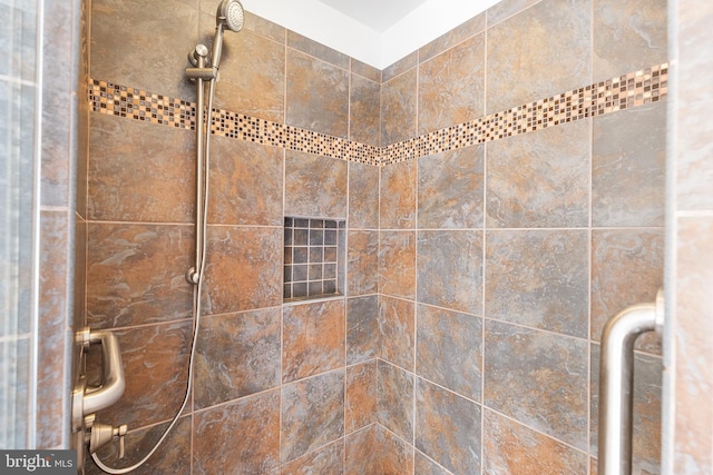 room details featuring tiled shower