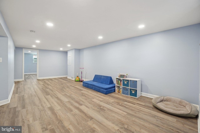 living area with light wood-style flooring, recessed lighting, and baseboards