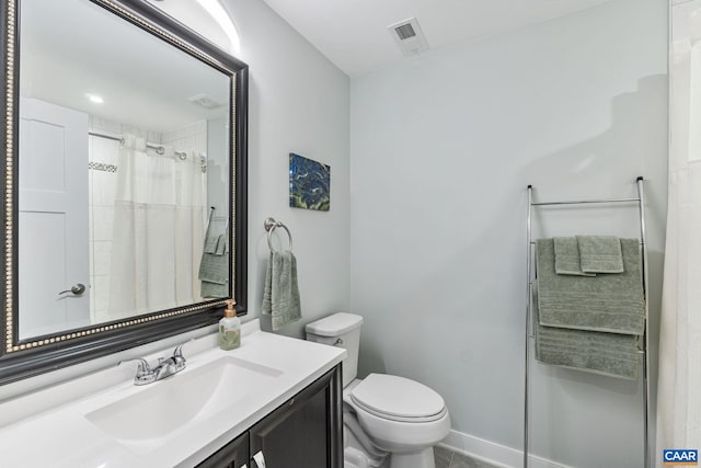 full bathroom featuring visible vents, toilet, vanity, and a shower with curtain