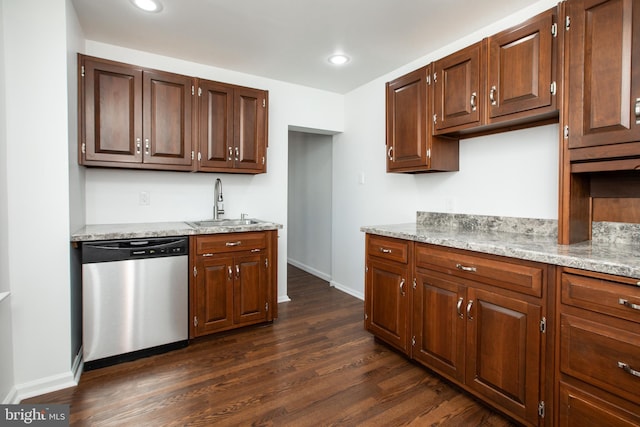 kitchen with baseboards, dark wood-style flooring, stainless steel dishwasher, a sink, and recessed lighting