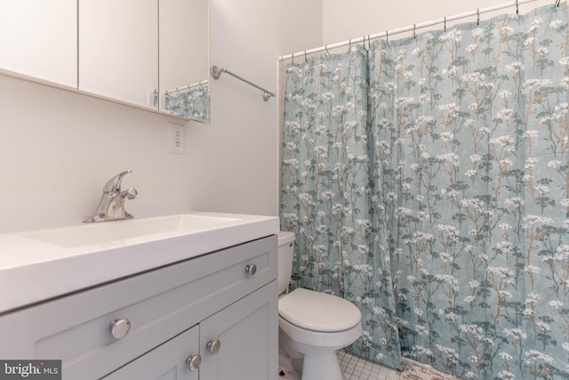 full bath with toilet, a shower with curtain, and vanity