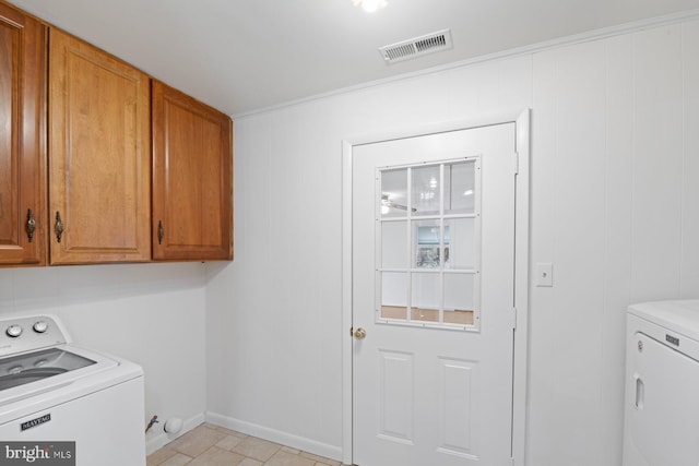 washroom featuring cabinet space, baseboards, visible vents, and separate washer and dryer