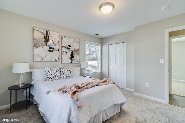 bedroom featuring visible vents, carpet flooring, baseboards, and a closet