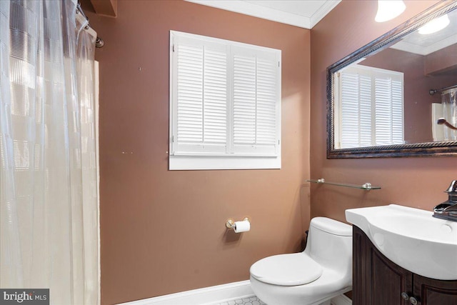 full bathroom featuring toilet, vanity, baseboards, a shower with curtain, and crown molding