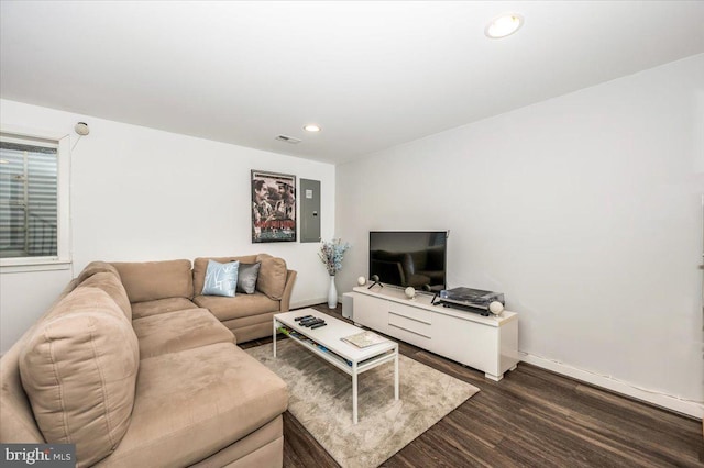 living area with dark wood-type flooring, recessed lighting, visible vents, and baseboards