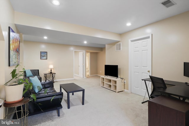 living room featuring baseboards, recessed lighting, visible vents, and light carpet