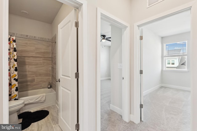 full bath featuring visible vents, toilet, shower / tub combo, and baseboards