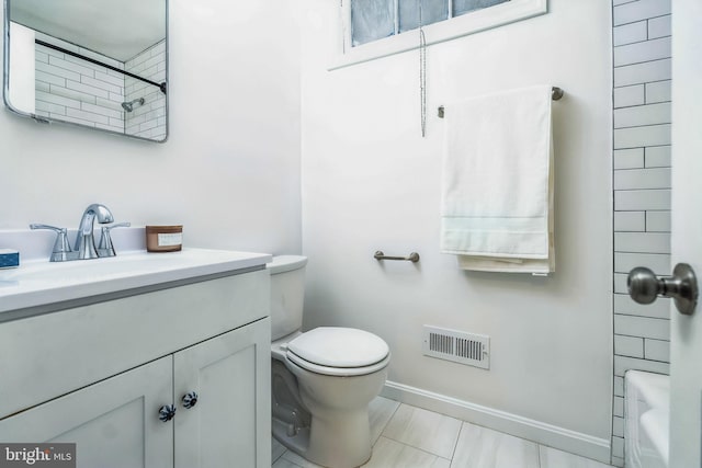 full bath with toilet, vanity, visible vents, and baseboards