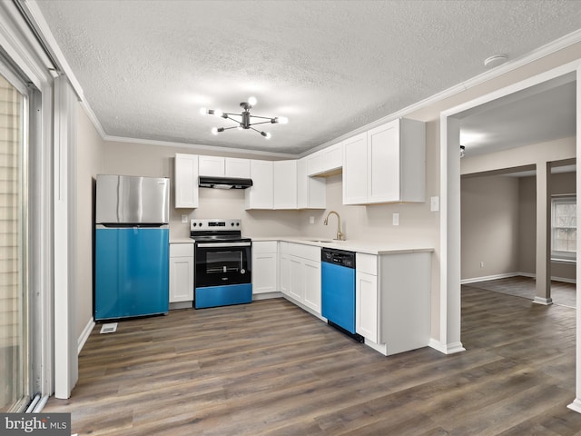 kitchen with under cabinet range hood, electric range, a sink, freestanding refrigerator, and dishwasher