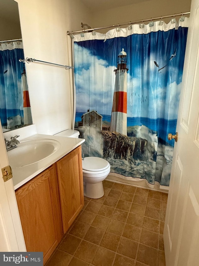 bathroom with toilet, a shower with curtain, and vanity