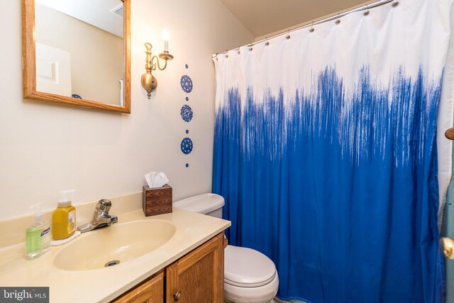 full bath with vanity, toilet, and a shower with curtain