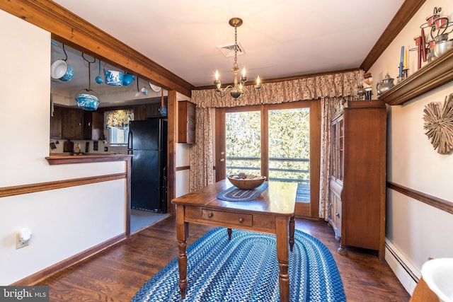 dining room featuring visible vents, dark wood-type flooring, ornamental molding, a baseboard heating unit, and an inviting chandelier