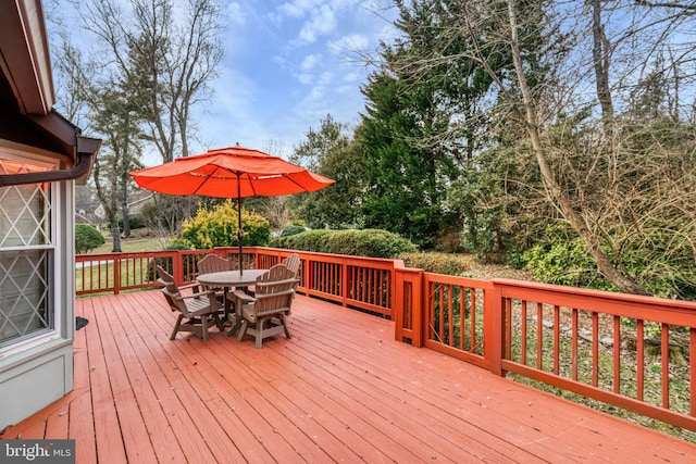 deck with outdoor dining space