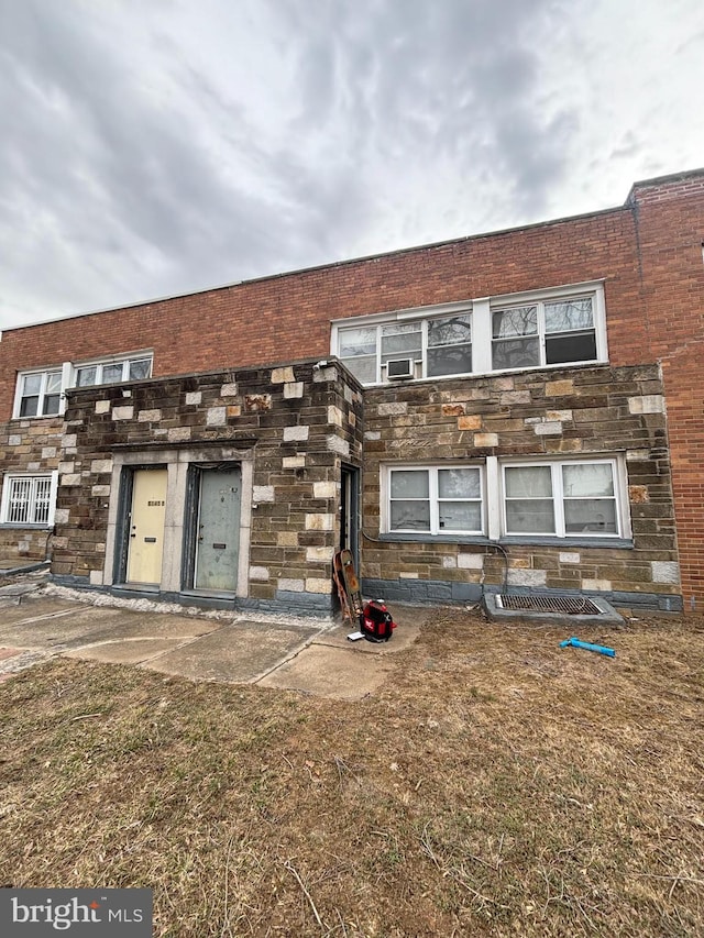 view of front facade with stone siding