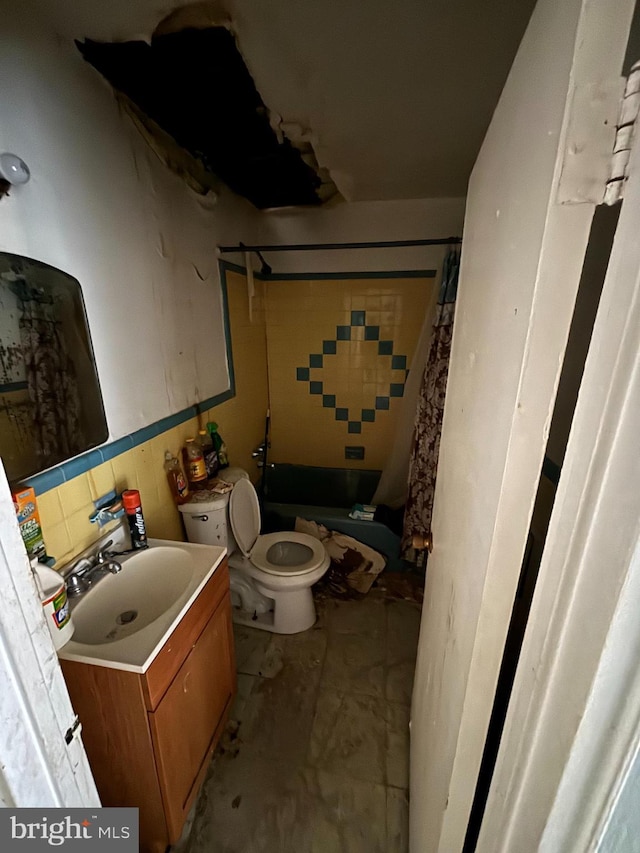 full bath with toilet, a shower with curtain, backsplash, and vanity