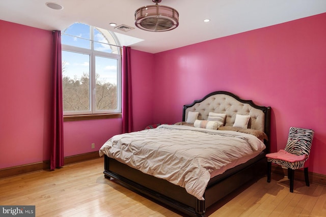 bedroom with light wood-style flooring, visible vents, baseboards, and recessed lighting