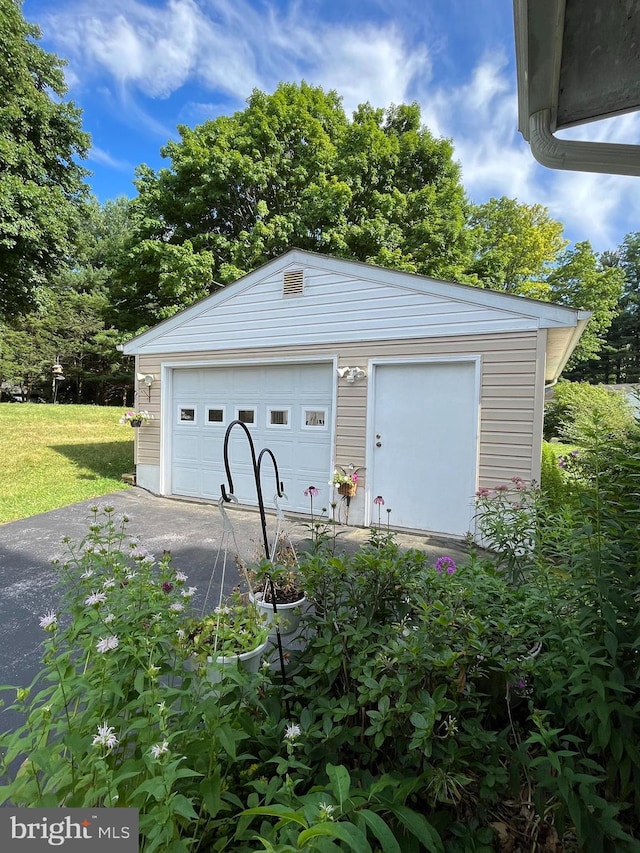 view of detached garage