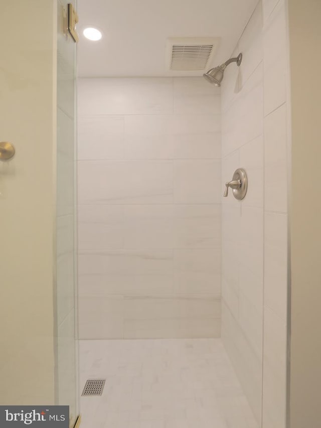 full bathroom with visible vents and a tile shower