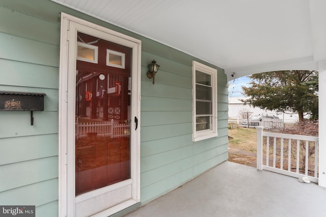 property entrance featuring a porch