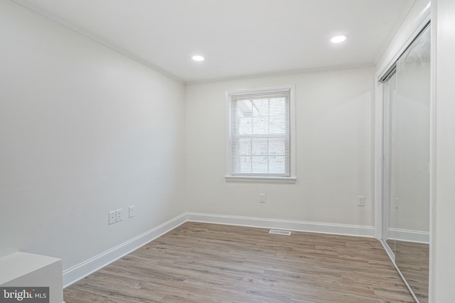 unfurnished bedroom featuring visible vents, baseboards, light wood-style floors, a closet, and recessed lighting