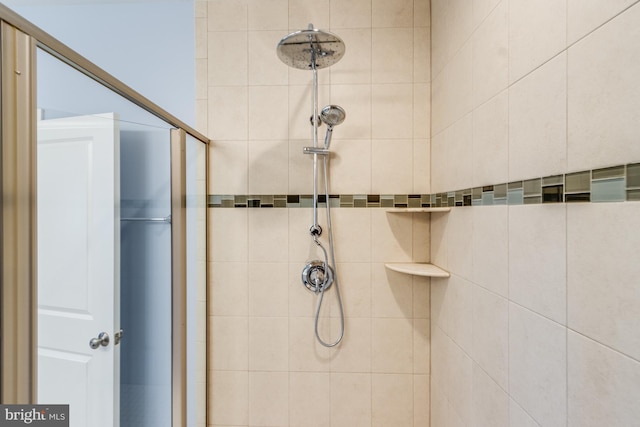 full bath with tiled shower