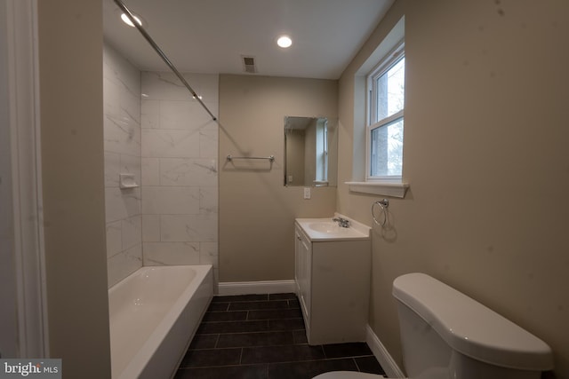 full bathroom featuring toilet, baseboards, visible vents, and vanity