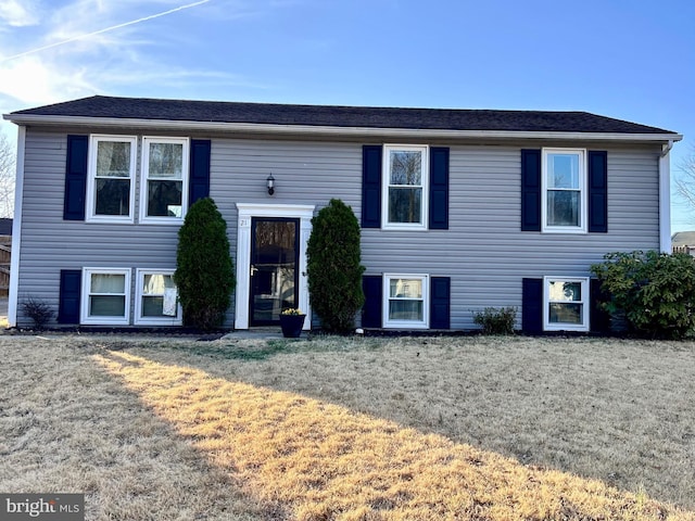 split foyer home with a front yard