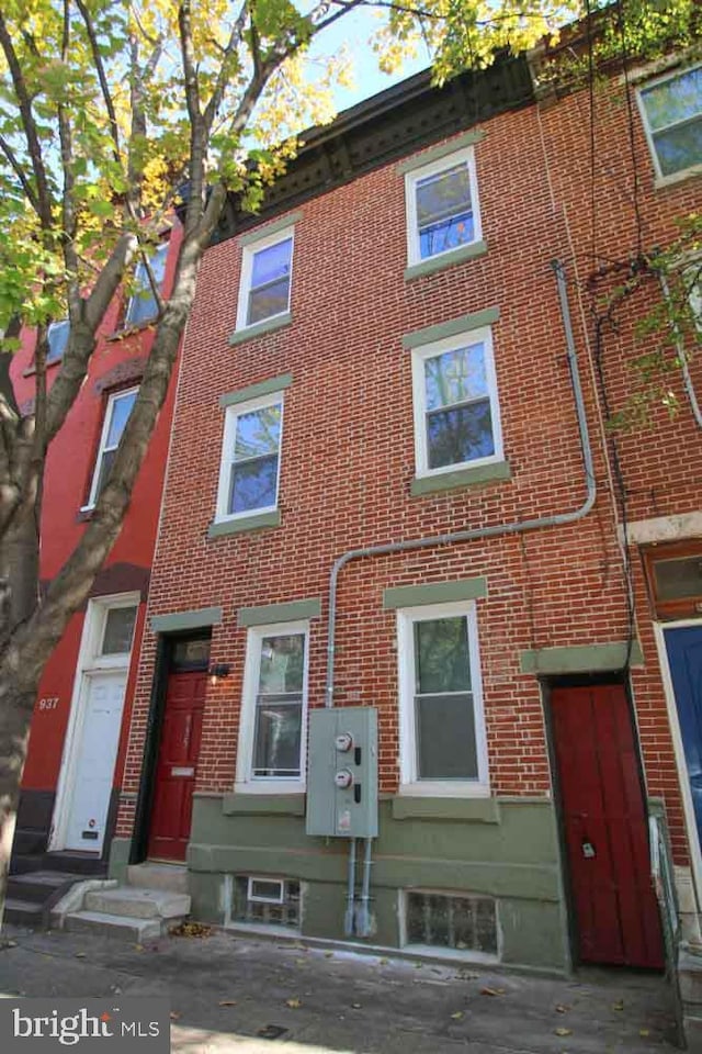 view of front of house with brick siding