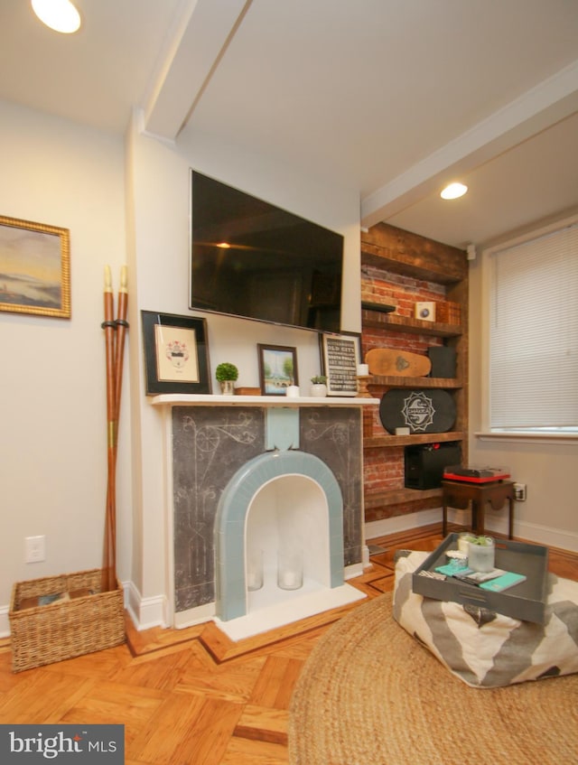 sitting room featuring recessed lighting and baseboards