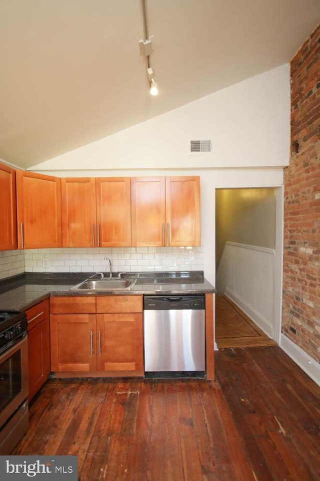 kitchen featuring visible vents, a sink, vaulted ceiling, appliances with stainless steel finishes, and dark wood-style flooring