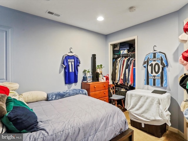 bedroom with baseboards, visible vents, carpet, a closet, and recessed lighting