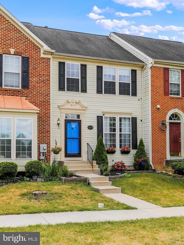 townhome / multi-family property featuring a front yard