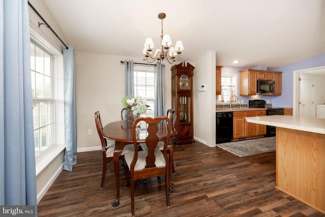 dining space featuring a notable chandelier, lofted ceiling, recessed lighting, dark wood-type flooring, and baseboards