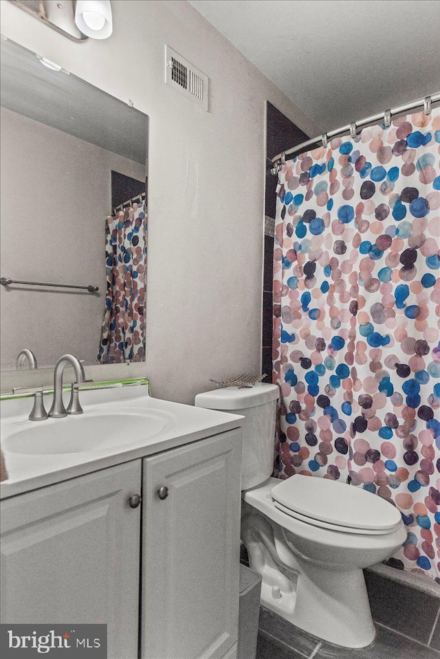 full bath featuring toilet, curtained shower, vanity, and visible vents