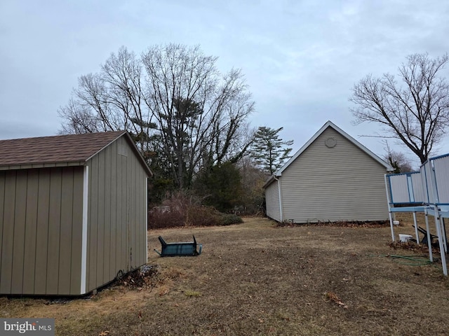 view of yard featuring a storage unit and an outdoor structure