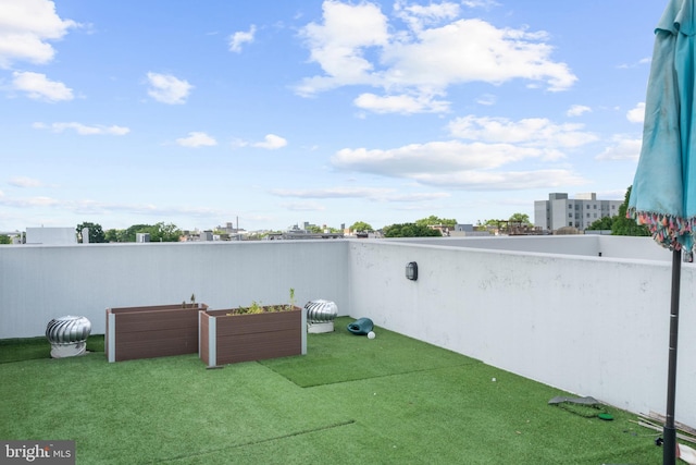 view of yard featuring a city view