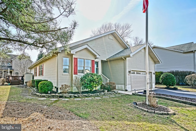 view of front facade featuring a garage, a front yard, and driveway