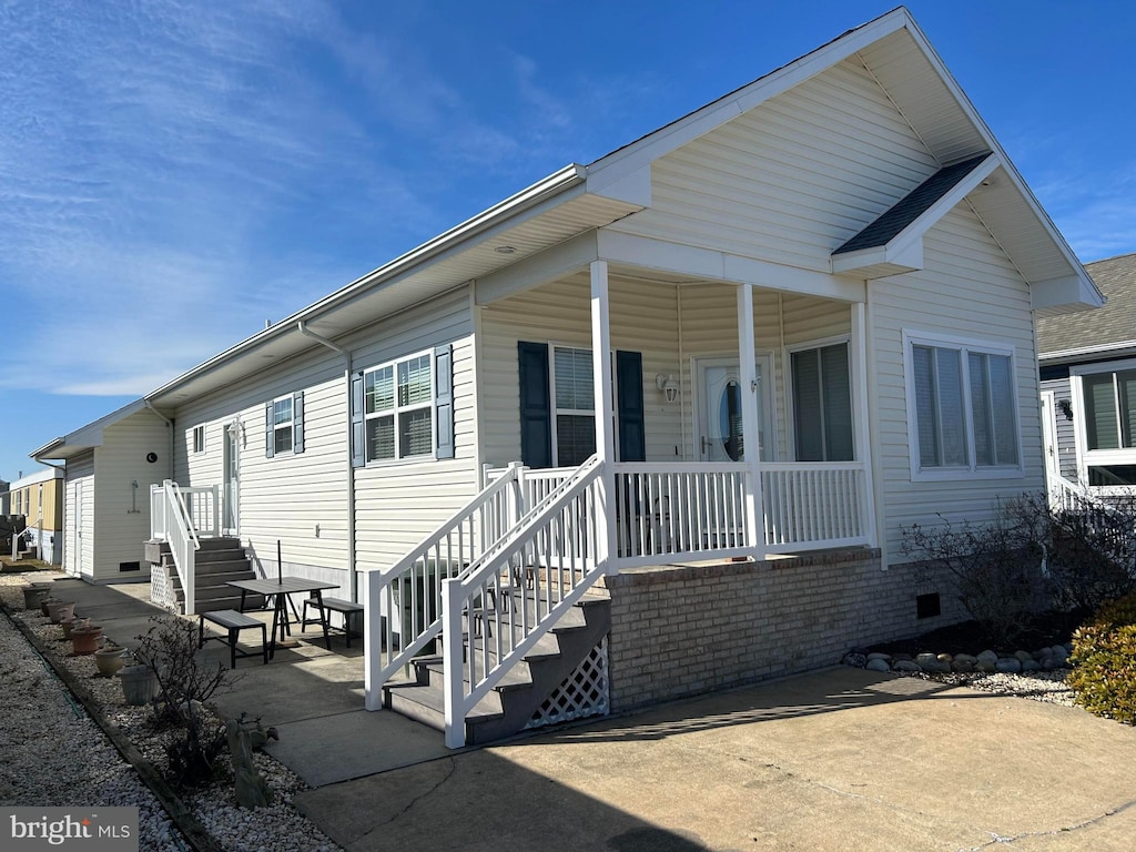 view of front facade featuring a porch and crawl space