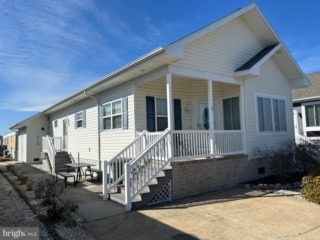 view of front facade featuring a porch and crawl space