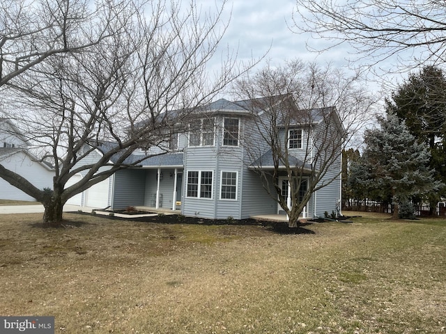 view of front of house featuring an attached garage, a front lawn, and roof with shingles