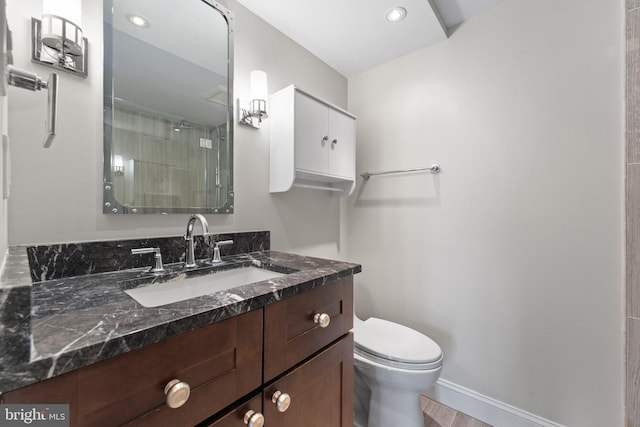 full bath with baseboards, toilet, a shower with shower door, vanity, and recessed lighting