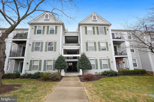 view of front of house featuring a front lawn