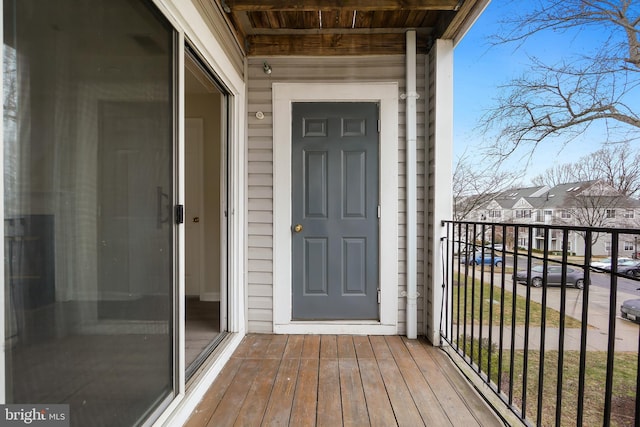 property entrance featuring a balcony