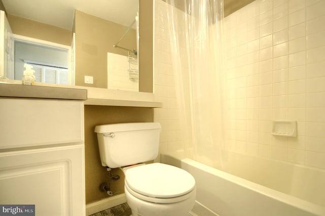 full bathroom featuring toilet, vanity, baseboards, and shower / bath combo