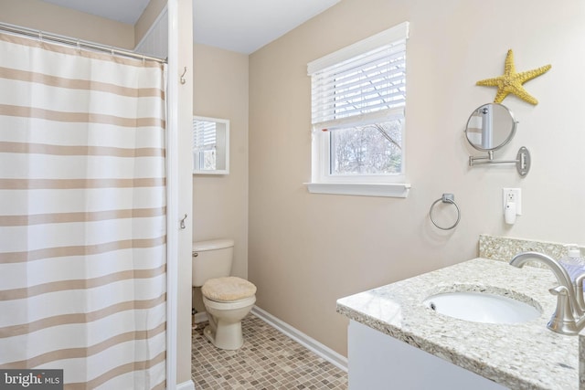 bathroom with a shower with curtain, baseboards, toilet, and vanity