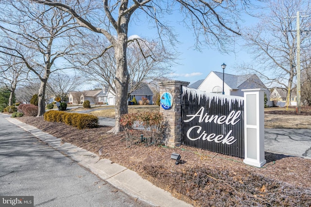 community sign featuring a residential view