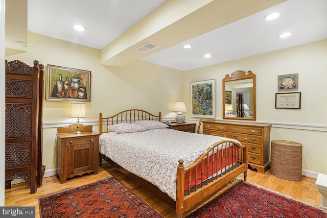 bedroom featuring light wood-style floors, recessed lighting, visible vents, and baseboards