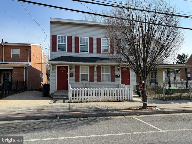 view of front of property featuring a fenced front yard