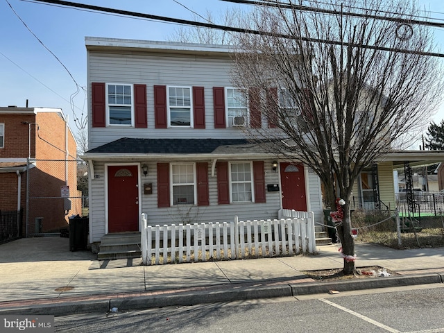 view of front of property with a fenced front yard